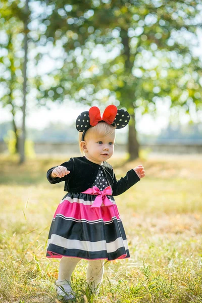 Klein meisje loopt in het park — Stockfoto