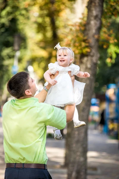 Der Mann und seine Tochter in ihren Armen. — Stockfoto