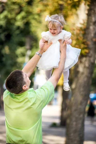 The man and his daughter in her arms. — Stock Photo, Image