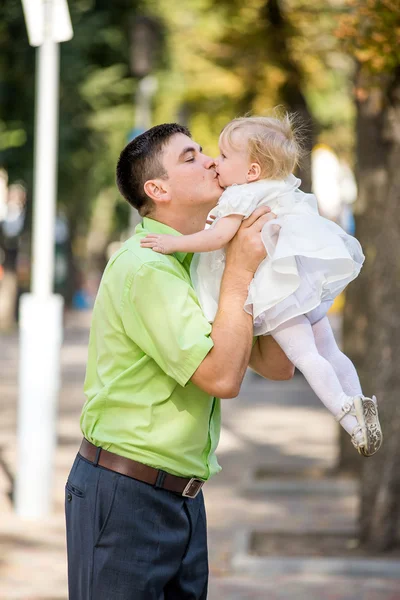 O homem e sua filha em seus braços . — Fotografia de Stock
