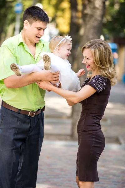 Mutlu bir aile parkta yürüyor. — Stok fotoğraf