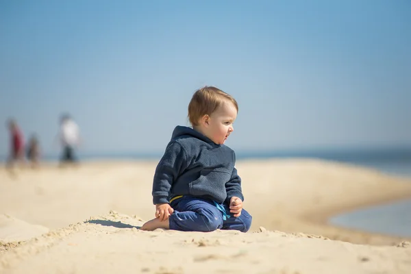 Kleiner Junge spaziert am Strand — Stockfoto