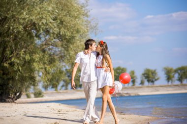 İlkbahar, yaz sahilde oturan adamla mutlu kız.