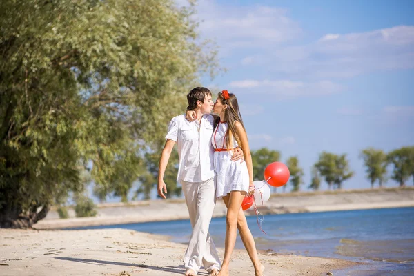 İlkbahar, yaz sahilde oturan adamla mutlu kız.