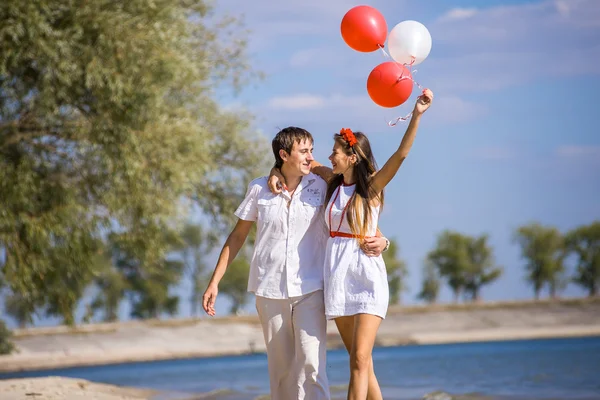 İlkbahar, yaz sahilde oturan adamla mutlu kız.