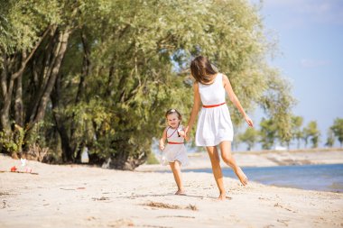 Sahilde bir çocukla genç anne