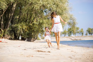 Sahilde bir çocukla genç anne