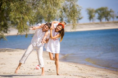 Anne, baba ve kızı Sahilde yürüyüş