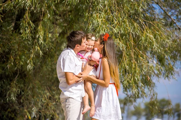 Mãe, pai e filha andando na praia — Fotografia de Stock