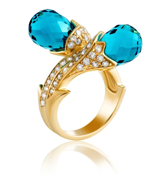 Değerli taşlar ile altın yüzük