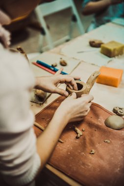 Çocuk kil sürahi sculpts