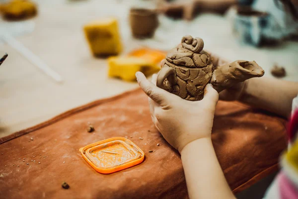 Criança esculpe de jarro de barro — Fotografia de Stock