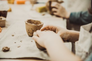 Çocuk ham kil ürününden sculpts