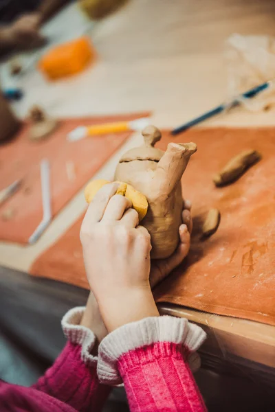 Niño esculpe el producto de arcilla cruda — Foto de Stock
