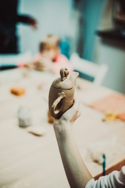Çocuk ham kil ürününden sculpts