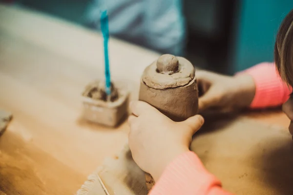 Kind formt das Produkt aus rohem Ton — Stockfoto