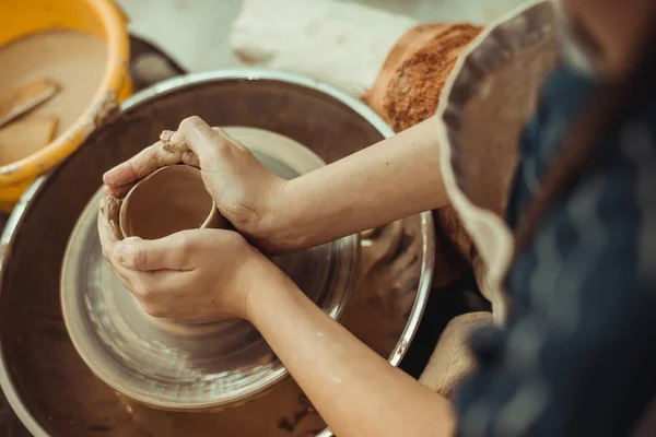 포터의 바퀴에 노력 하는 아이 — 스톡 사진