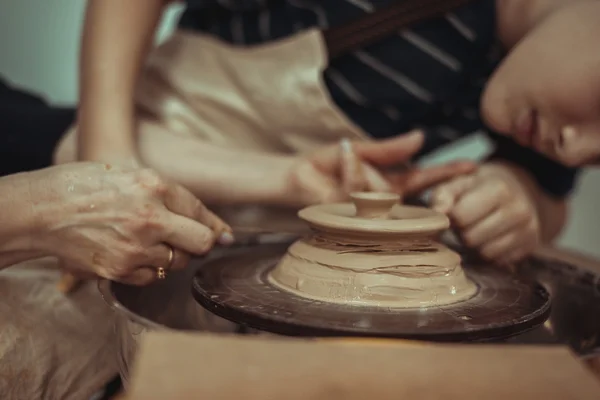 Man aan het werk op een potter van wiel — Stockfoto