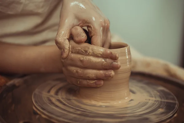 Man working on a potter 's wheel — стоковое фото