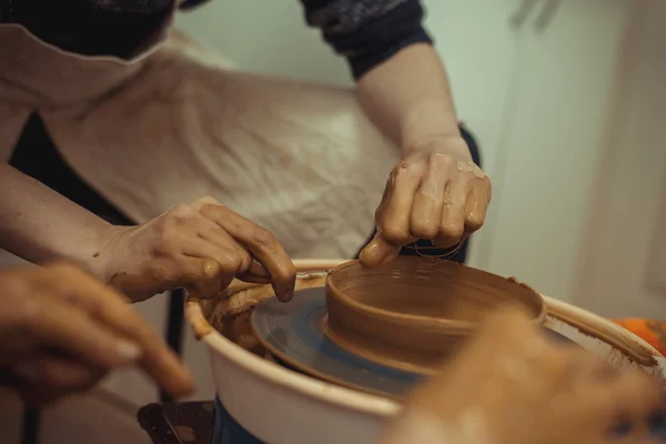 potter's tekerlek üzerinde çalışan adam