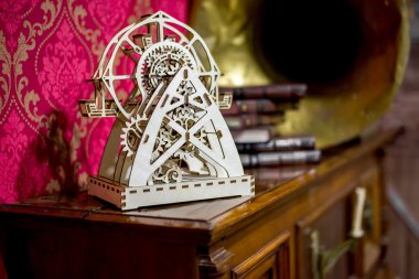 ahşap mekanik oyuncak