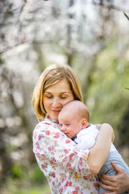 bir çocuk ile genç mam