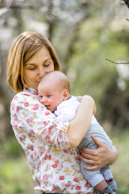 bir çocuk ile genç mam