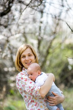 bir çocuk ile genç mam