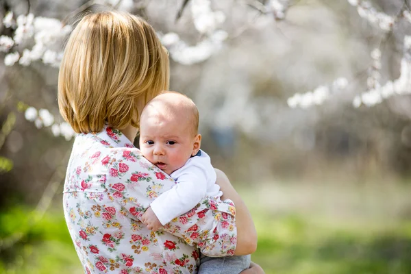 Jonge mam met een kind — Stockfoto