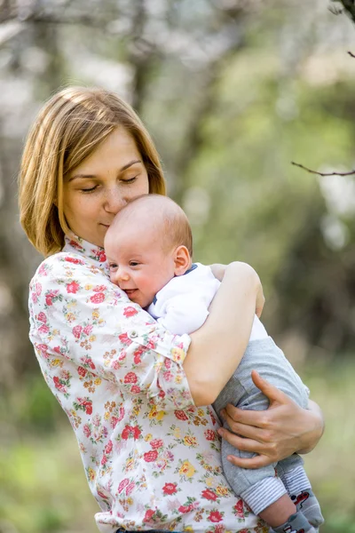 bir çocuk ile genç mam