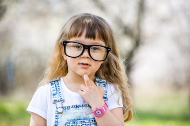 Büyük gözlüklü küçük kız