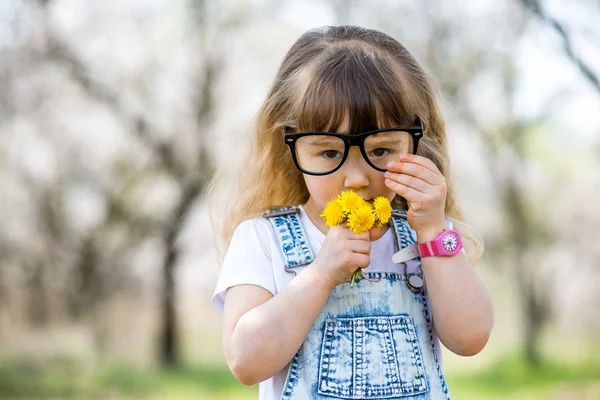 Menina com óculos grandes — Fotografia de Stock