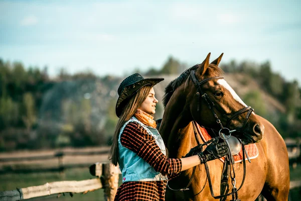 Lány és a ló — Stock Fotó