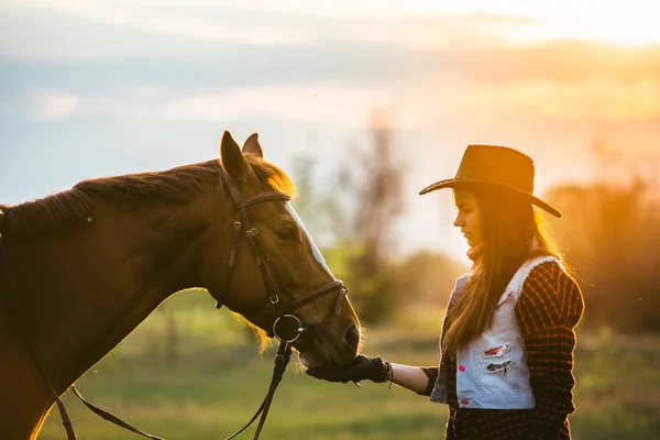 Meisje en paard — Stockfoto