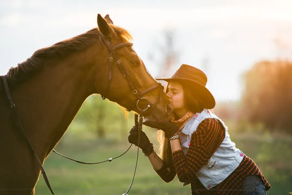 Ragazza e cavallo — Foto Stock