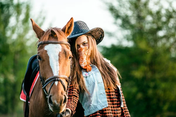 Dívka a kůň — Stock fotografie