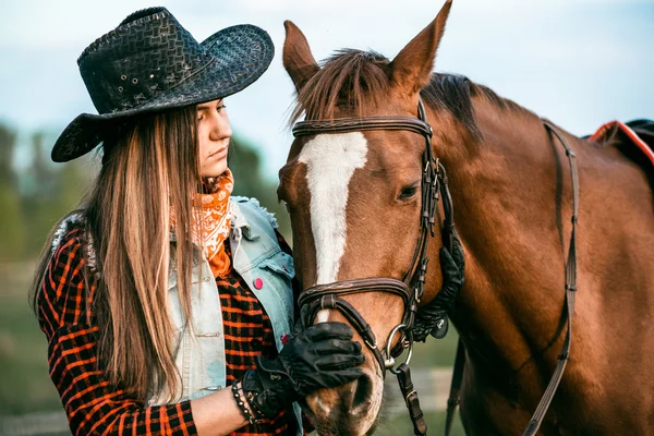 Dívka a kůň — Stock fotografie