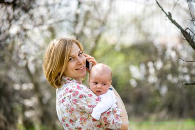 genç bir çocuk ile anne