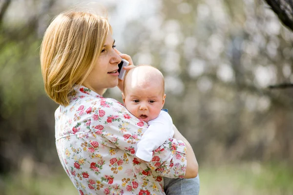 genç bir çocuk ile anne