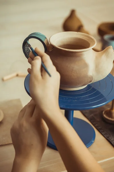 Boy working with clay — Stock Photo, Image