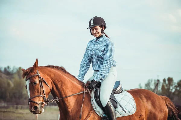 Menina montando um cavalo — Fotografia de Stock