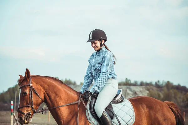 Meisje paardrijden — Stockfoto