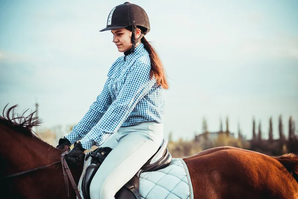 Chica montando un caballo — Foto de Stock