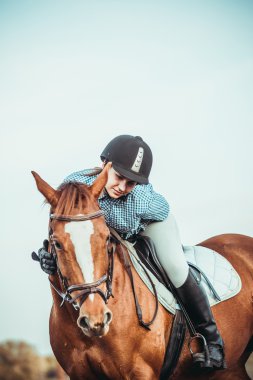 At üstündeki kız.