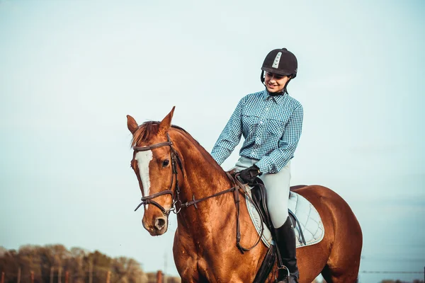 Chica en un caballo —  Fotos de Stock