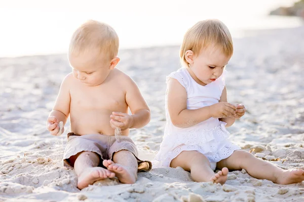 Kleine Kinder spazieren im Sommer am Strand — Stockfoto