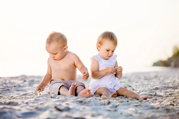 Kleine Kinder spazieren im Sommer am Strand — Stockfoto