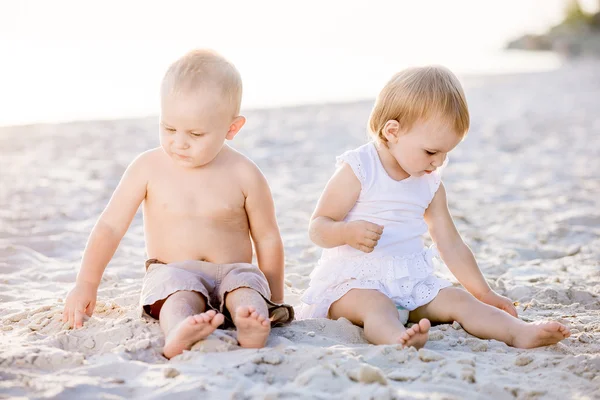 Kleine Kinder spazieren im Sommer am Strand — Stockfoto