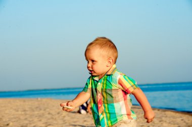 Kumsalda yürüyen çocuk