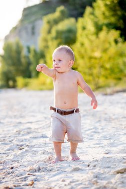 Kumsalda yürüyen çocuk